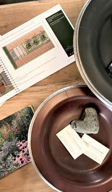 Visitenkarten und Broschüre auf einem Tisch